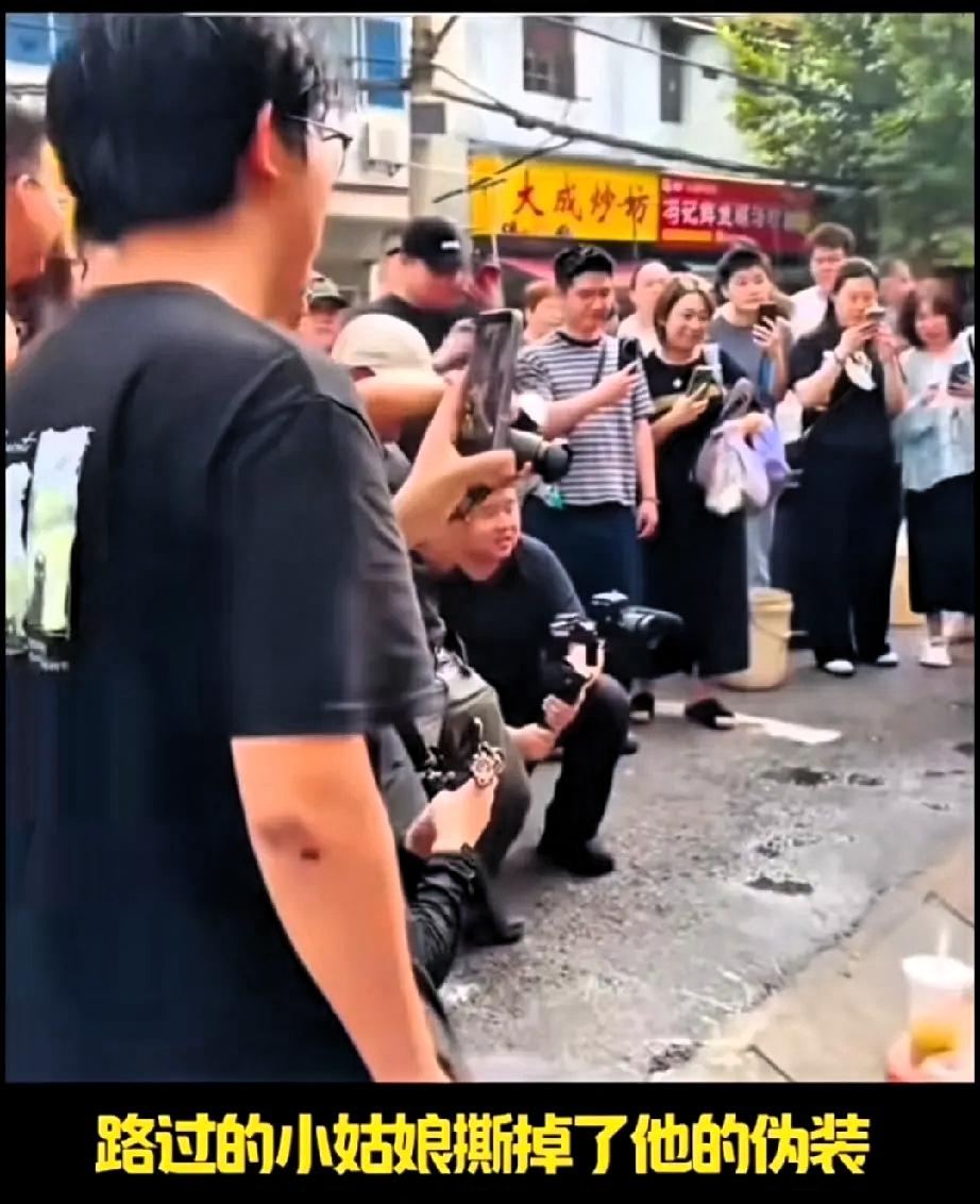 雷军被小女孩教训，一句“我靠”让雷军呆住，雷军在武汉吃路边，一片和谐之际，身后路