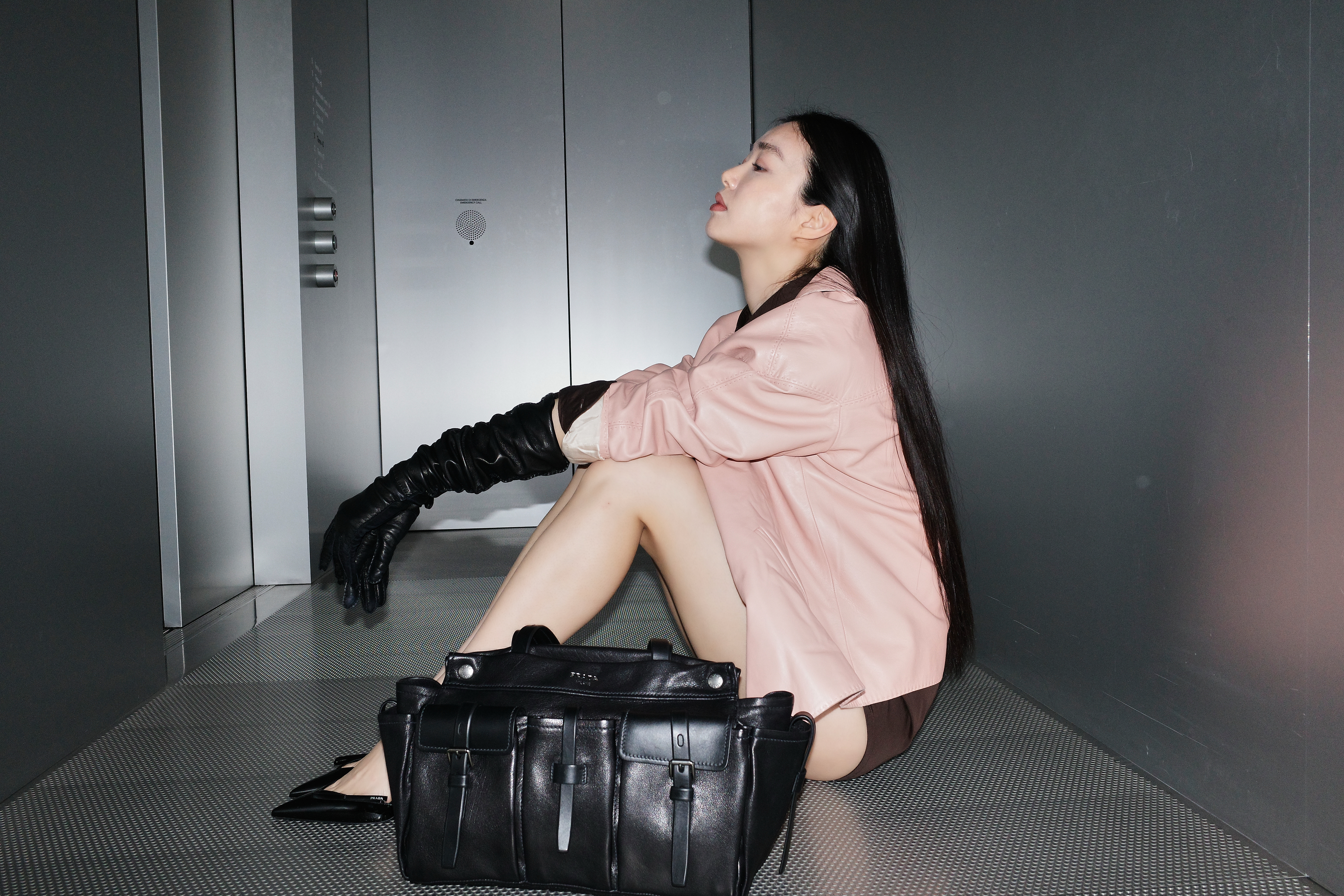 超模发力，陈瑜 × PRADA F/W 2026 看秀造型大片，粉色皮革外套内搭