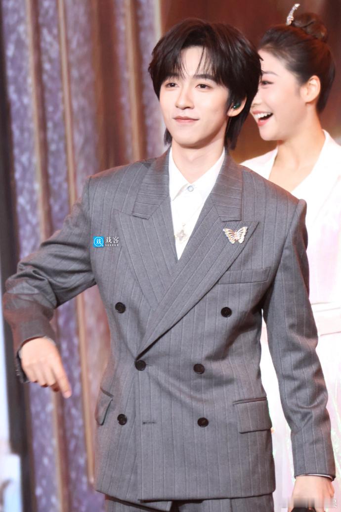 贺峻霖北影节内场生图贺峻霖意气风发的少年贺峻霖北影节内场生图状态直接杀疯了，意气