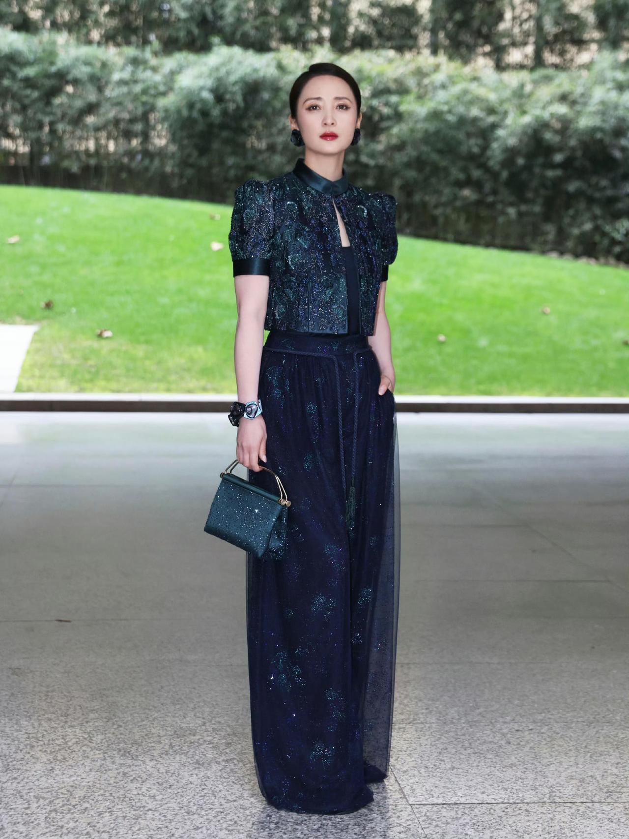 岁月不败美人的具象化！！！
蒋勤勤 出席活动状态简直太好了☺️
没有像大多中年女