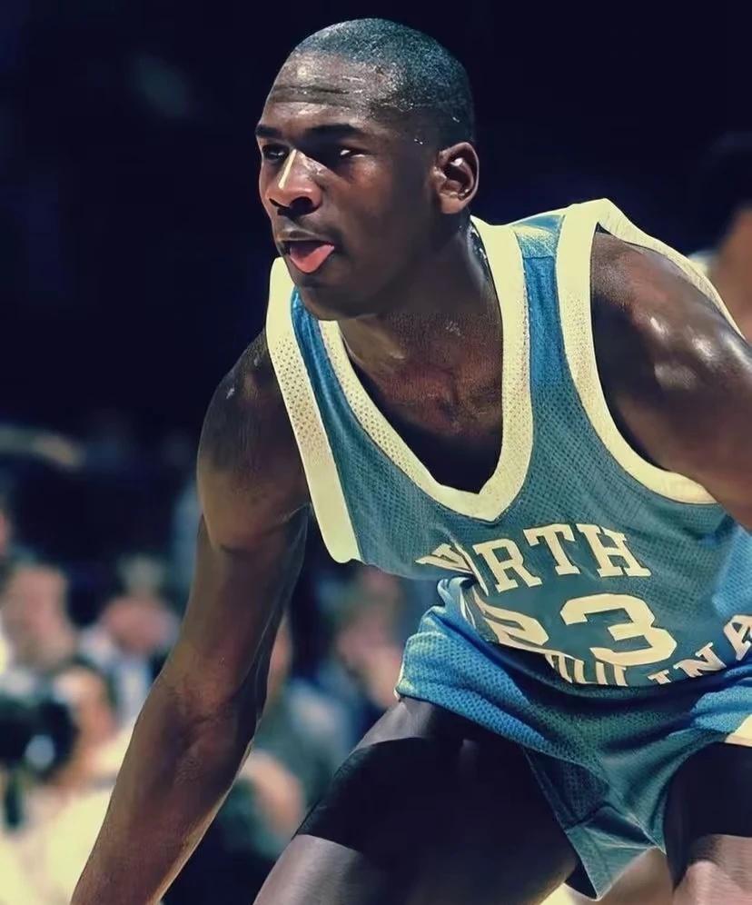 北卡乔丹
NBA 聊球俱乐部 经典NBA 传奇永不谢幕 乔丹