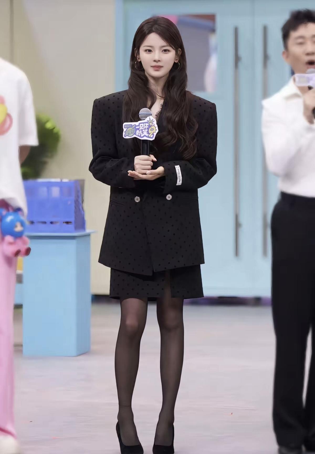 今天也是为杨超越心动的一天！黑西装+黑丝的搭配直接鲨疯，又美又飒，在综艺里的每一