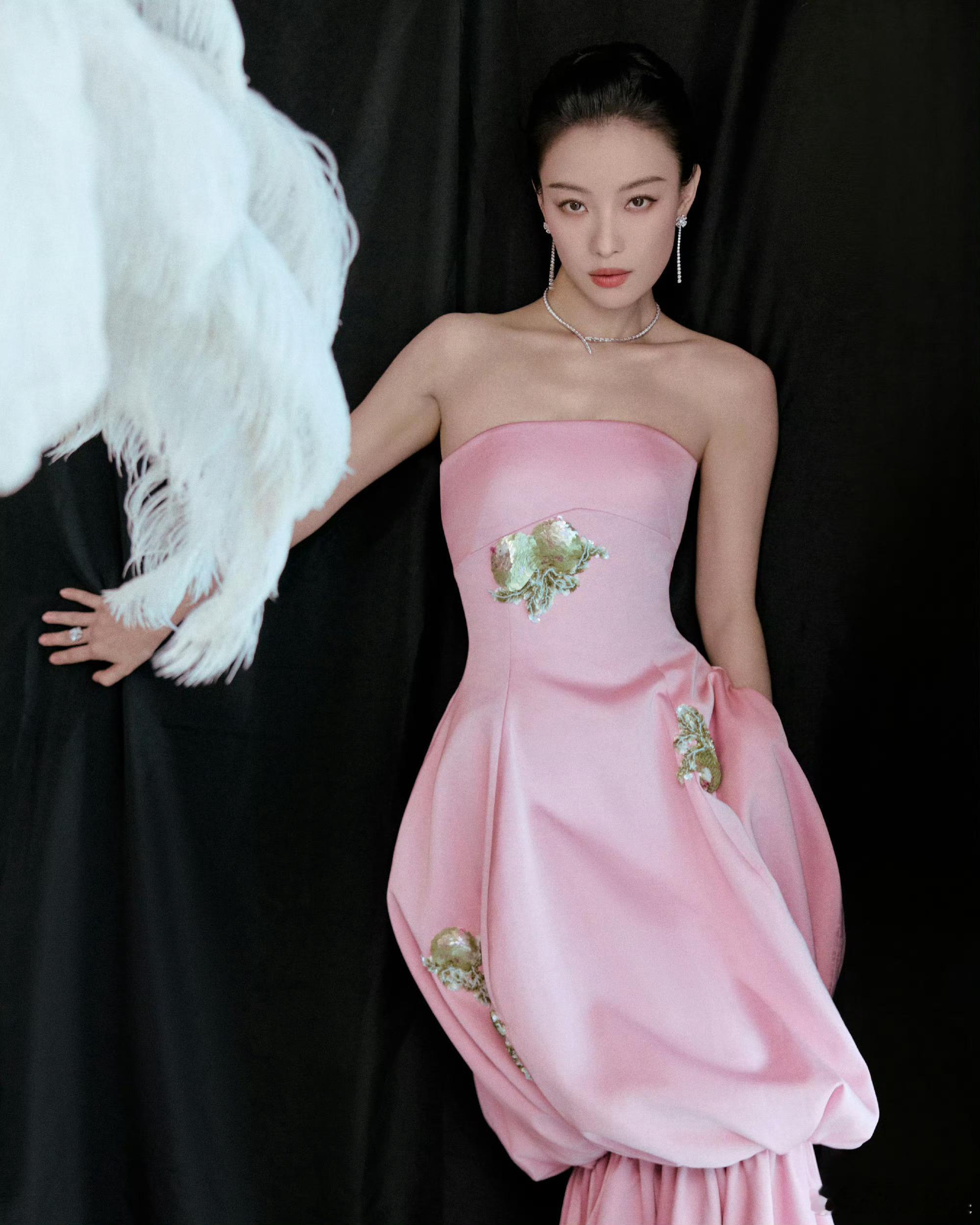 倪妮非遗垫绣粉裙，好看，