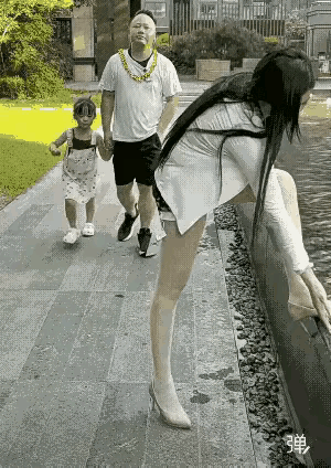 这孩子调皮捣蛋的狠，你这是在引导你爸聊妹呀，你爸是单身吗？