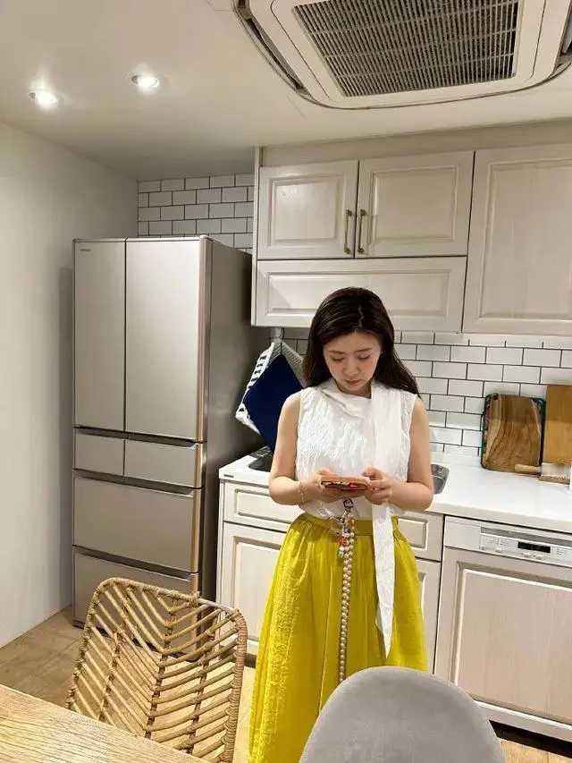 福原爱离婚后走清纯路线，一点也不违和，这大概是娃娃脸的优势吧。 ​​​