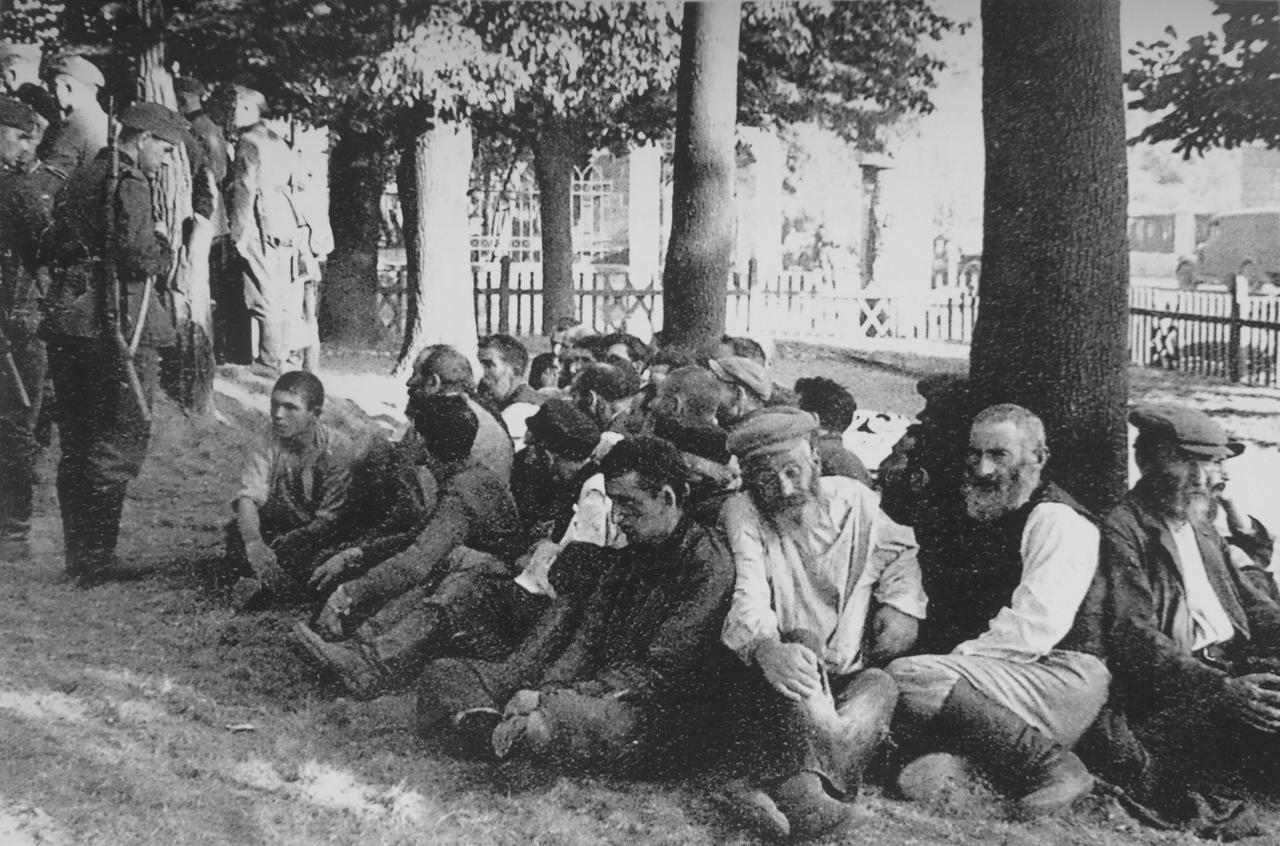 第三帝国早期的“集中报复”——1939年9月12日，波兰科宁斯基镇。当地被逮捕的