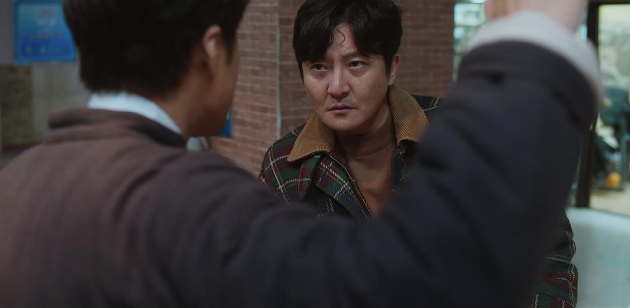 《老舅》里，为什么崔国明教别人“深耕”，自己却三分钟热度？不是他不想深耕，是他被