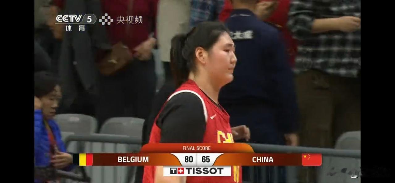 张子宇空砍20分11篮板，中国女篮15分惨败比利时。
本场比赛中国女篮在身体对抗