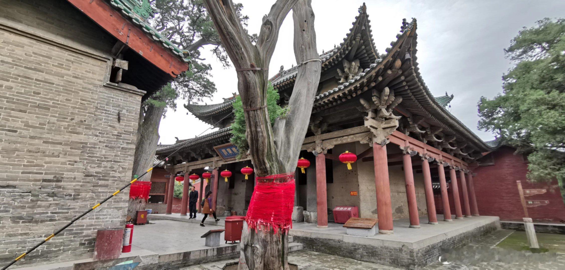 多去争取别人抢不走的东西，比如思维，比如身材；比如气质，比如快乐。       