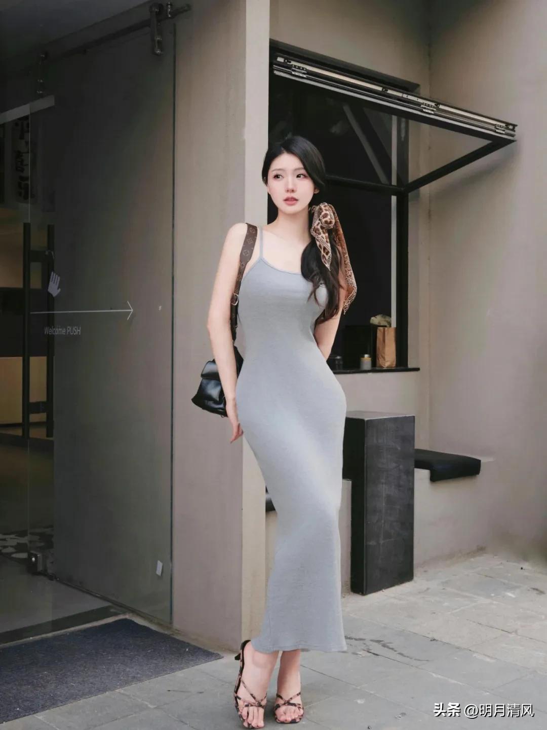 穿长裙拍照真的太出片了！随便一个转身、一个回眸，气质立马就上来了。但很多人一站镜