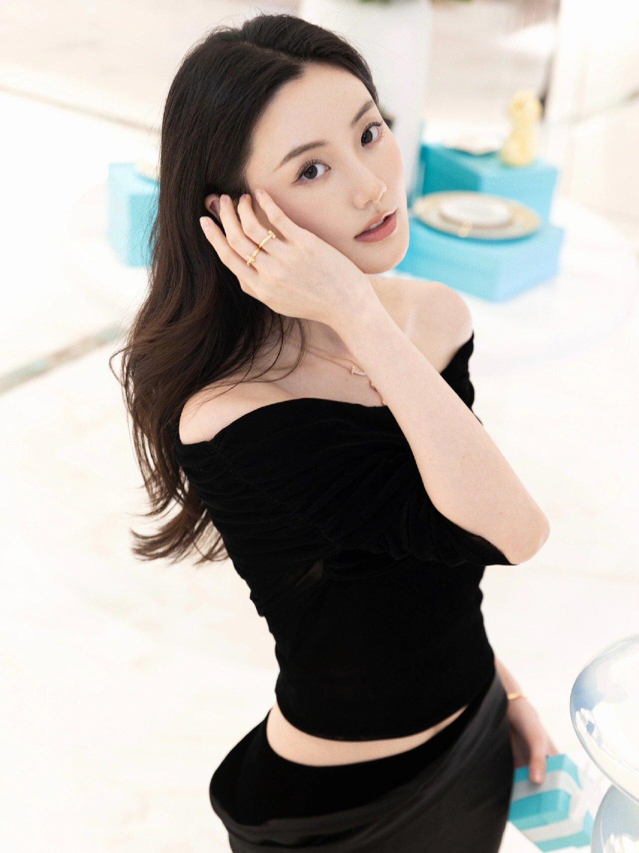 张乔耳嘴角上扬，赋予别人的总是满满喜悦。#娱评大赏# #娱乐#