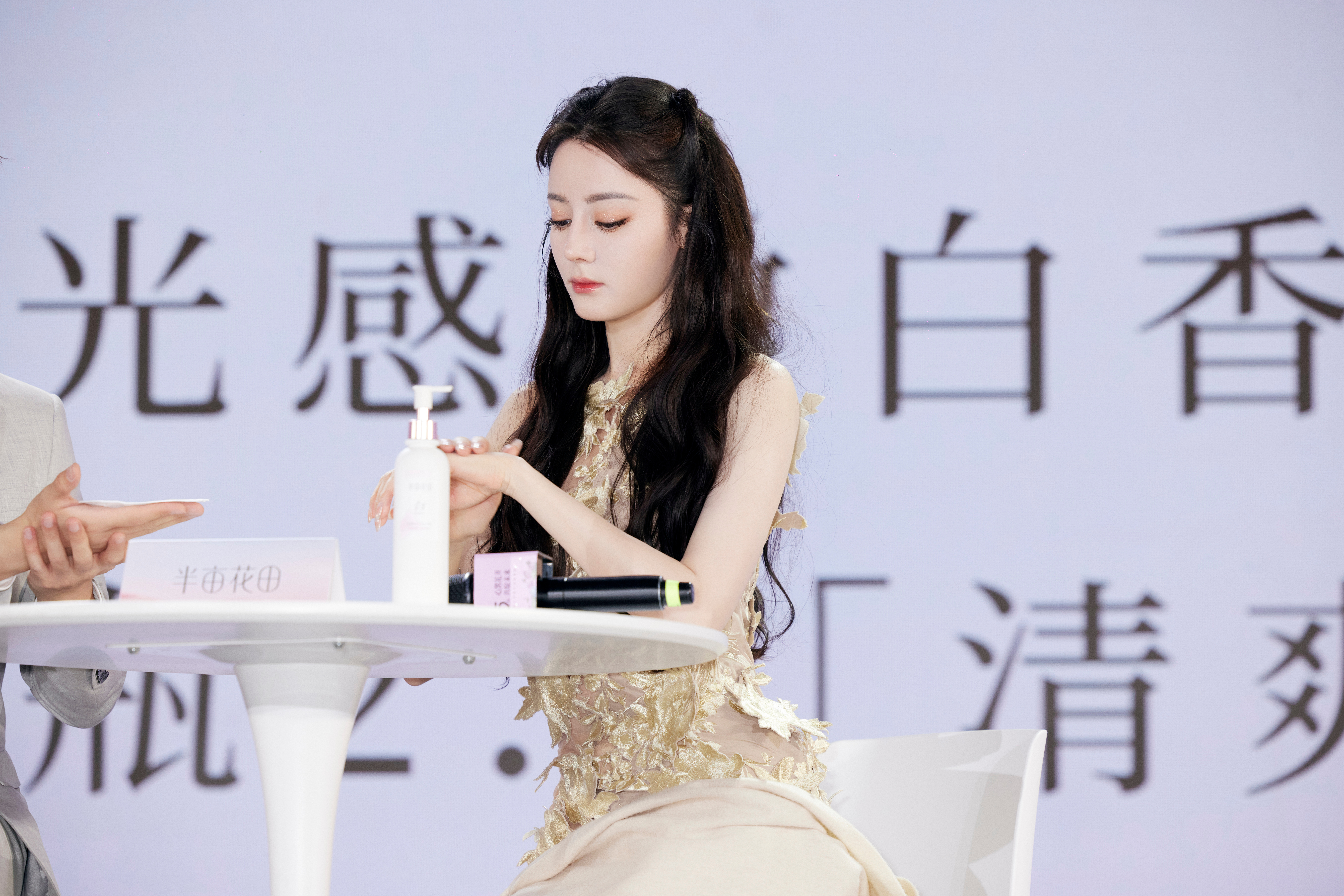 迪丽热巴歪着头眨巴着眼睛迪丽热巴[超话] ​​​