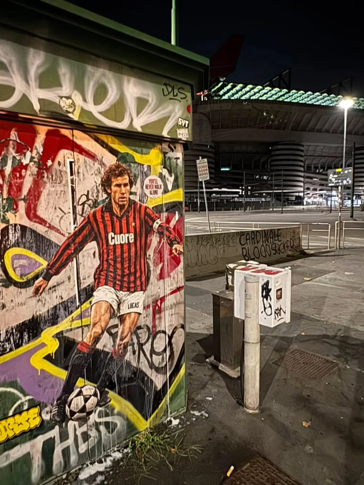 【🫶🏻】 ❤️🖤 圣西罗球场外的最新壁画。6️⃣sempremilan