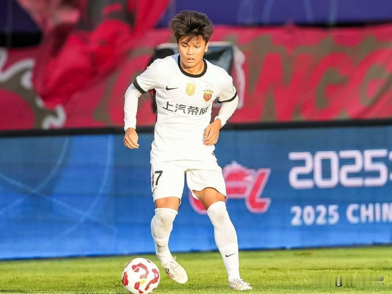 中超绯闻转会---蒯纪闻…云南玉昆真的财大气粗啊，他们又看上了海港小将蒯纪闻，其