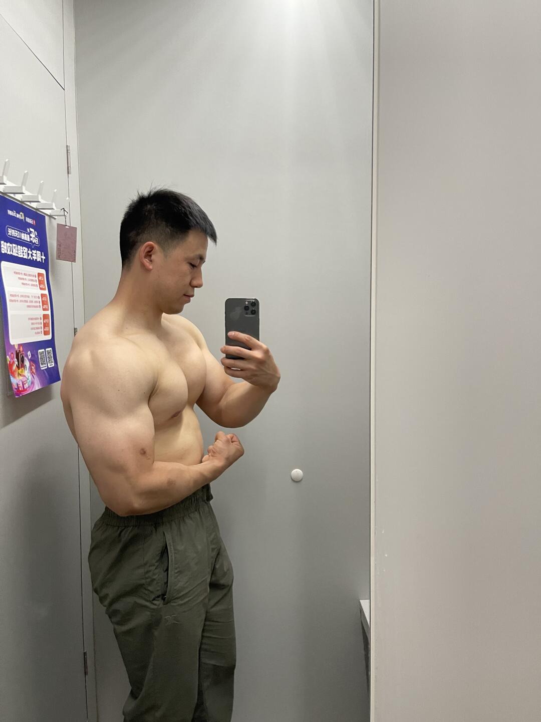 明天下雨 今天先练了😬又是练胸日💪🏻