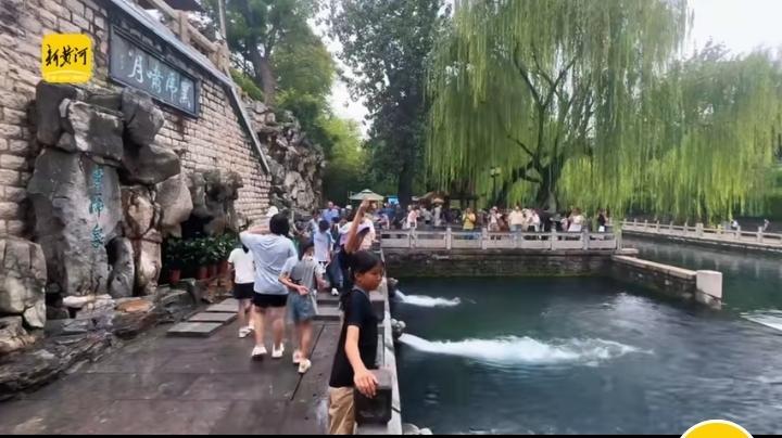 哇塞，黑虎泉地下水位达到30米，“黑虎啸月”的奇景又重现啦！这黑虎泉可是济南的一