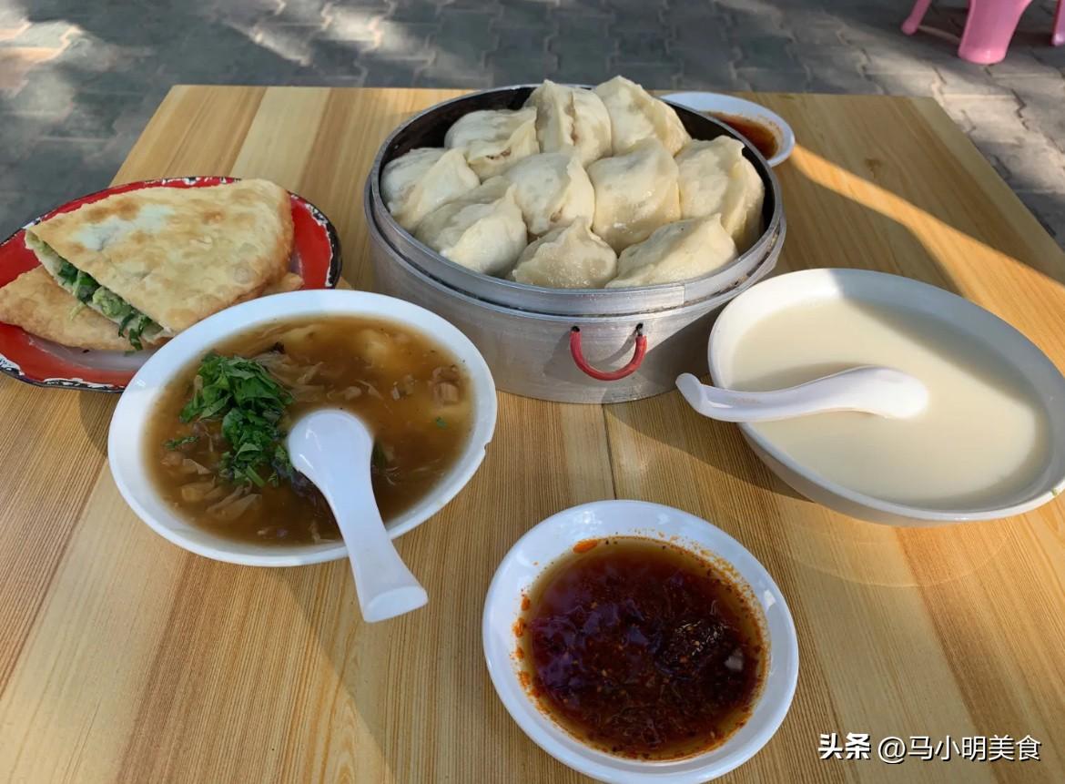 很早前在地窝堡机场附近工作，竟然不知道迎宾路附近有这么一个小餐馆，还被带去的同事