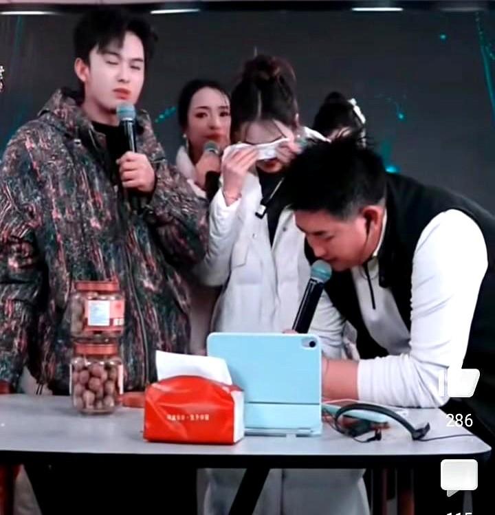 什么情况？虎牙月月被网暴了吗？
月月因为幺哥的事，一个人扛下所有非议。
旁人把她