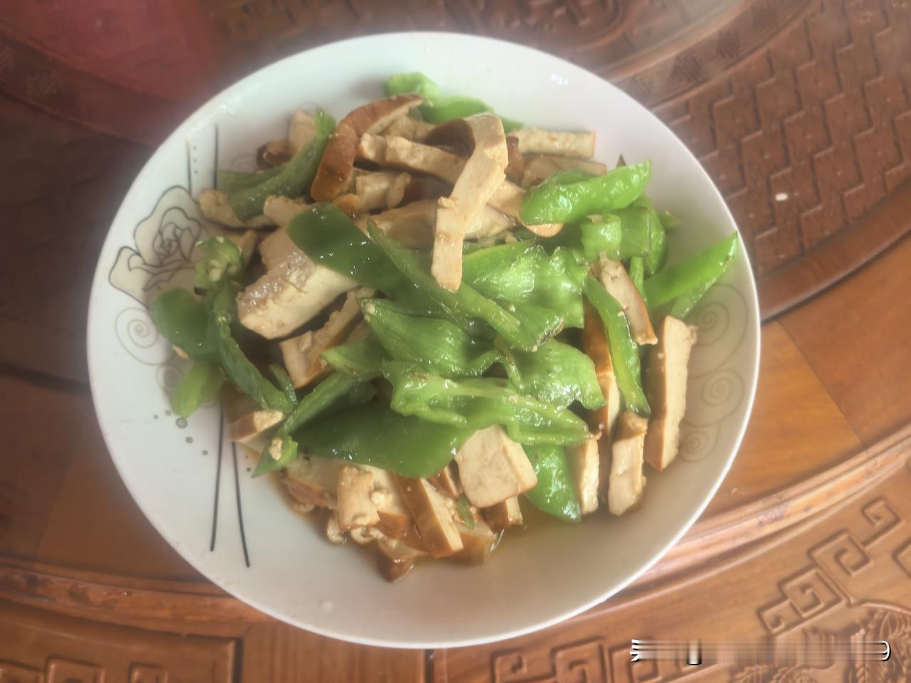 千滚豆腐万滚鱼，真是至理名言！中午，一个人在家，除了清炒油麦菜，还做了一道豆制品