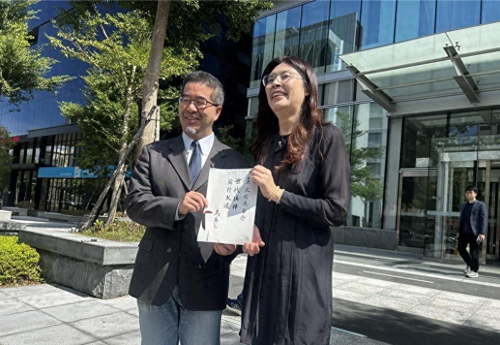 11月1号国民党主席交棒，郑丽文靠三招拿捏的死死的！
        国民党新旧