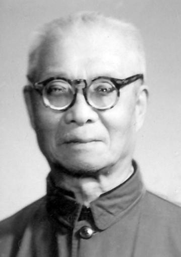 黄埔抗日名将~徐石麟。1924年春由谭惟洋、柏文蔚（均为国民党一大代表）及袁家声、薛子祥（均为讨贼第二军司令部顾问）保荐投考黄埔军校，同年5月到广州，入黄埔军校第一期第一队学习。参加两次东征和北伐战争，任黄埔军校教导第三团排长，入伍生团副连长，国民革命军第四军第十师(蔡廷锴部)二十八团连长、营长。1927年8月随部参加南昌起义！…抗日战争爆发后，任第五战区兵站部分站长、运输团长，豫鄂皖边游击挺进第三纵队副司令，1945年6月授陆军少将，1946年7月退役