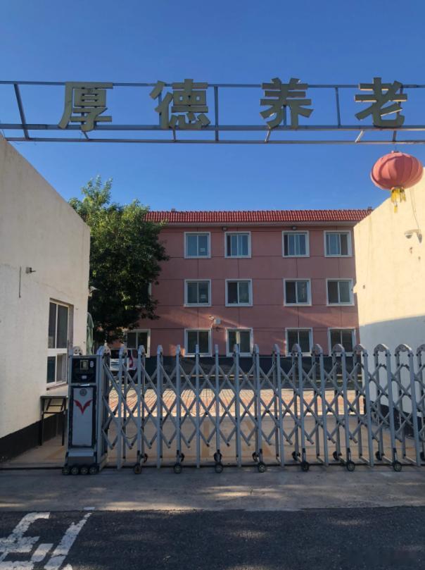 蒋雅平阿姨赠我一把小扇子文|孙玉良2025年7月26日，我持一把折把小扇在北京厚