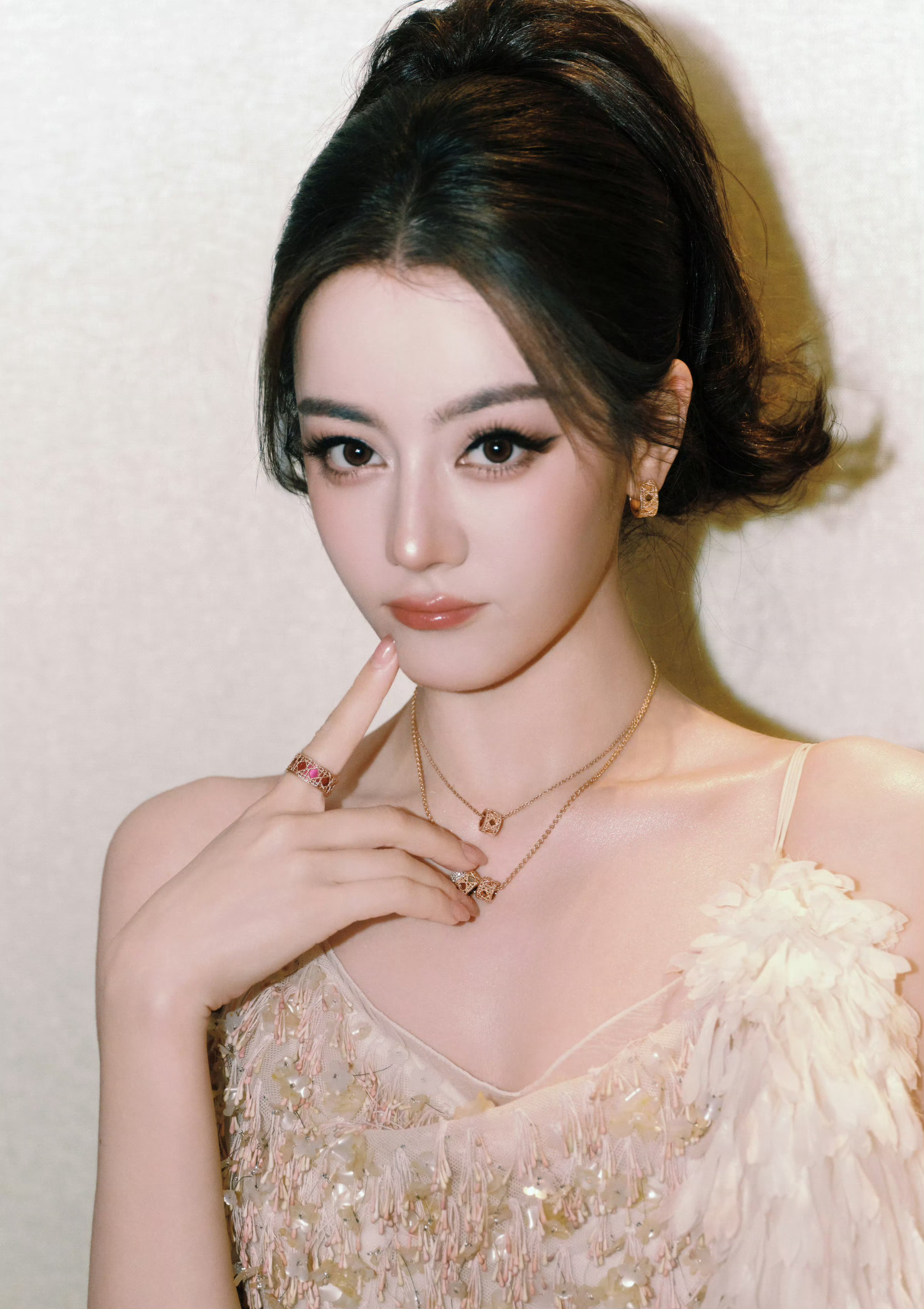 迪丽热巴和Mai Davika内场时隔八年同框，巴巴身穿Dior2027早春系列