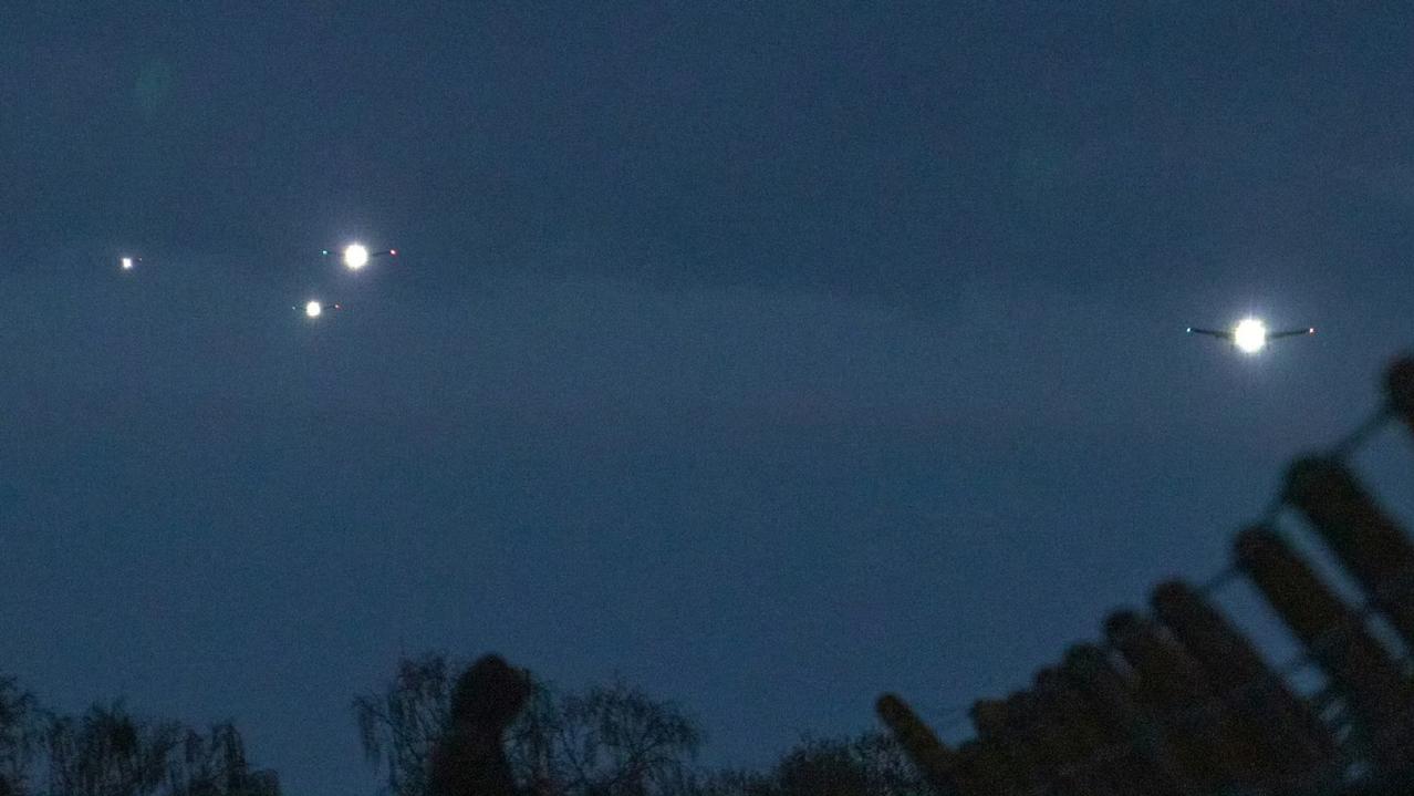 目前 18架A-10攻击机到达英国，等着去中东执行作战任务。

最后6架是4月2