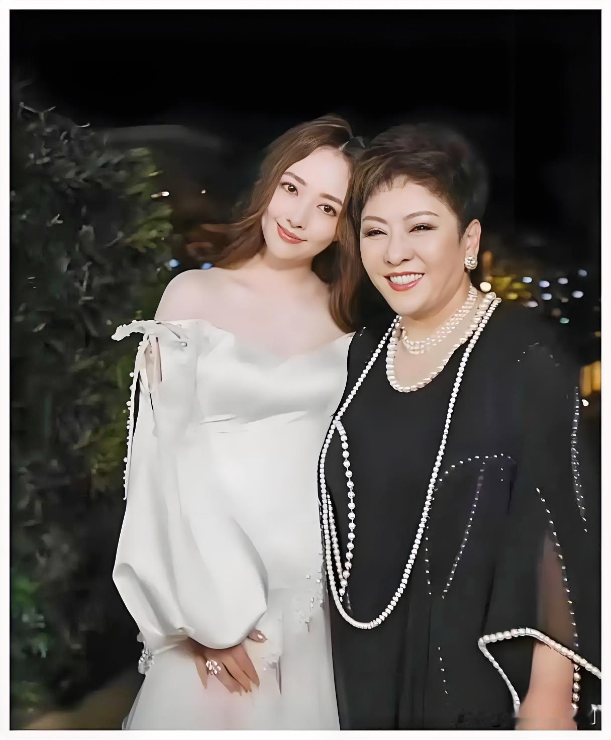 向太在最新直播里笑着放话，要是郭碧婷受了委屈，自己直接站在儿媳这边，为了她放弃向