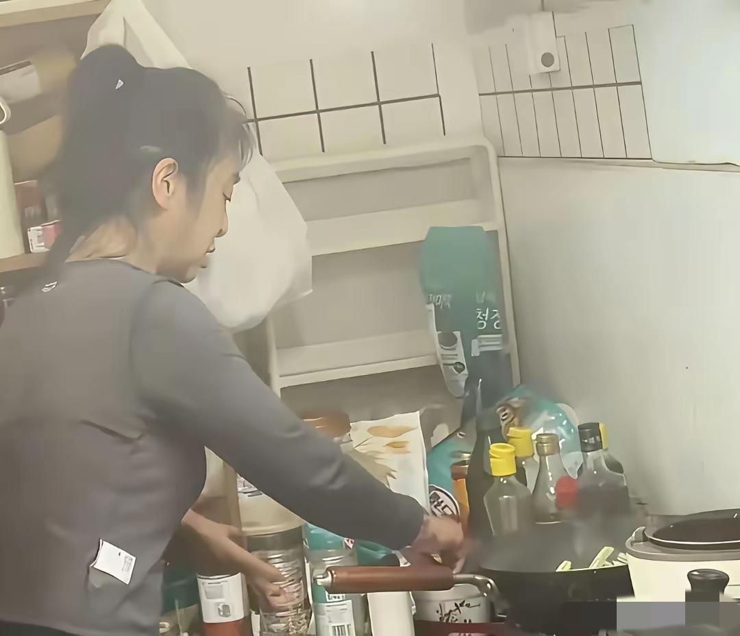 这位演员，一婚嫁给日本人，二婚嫁给美国人，后面又找了个法国男友，据说又分了。她声