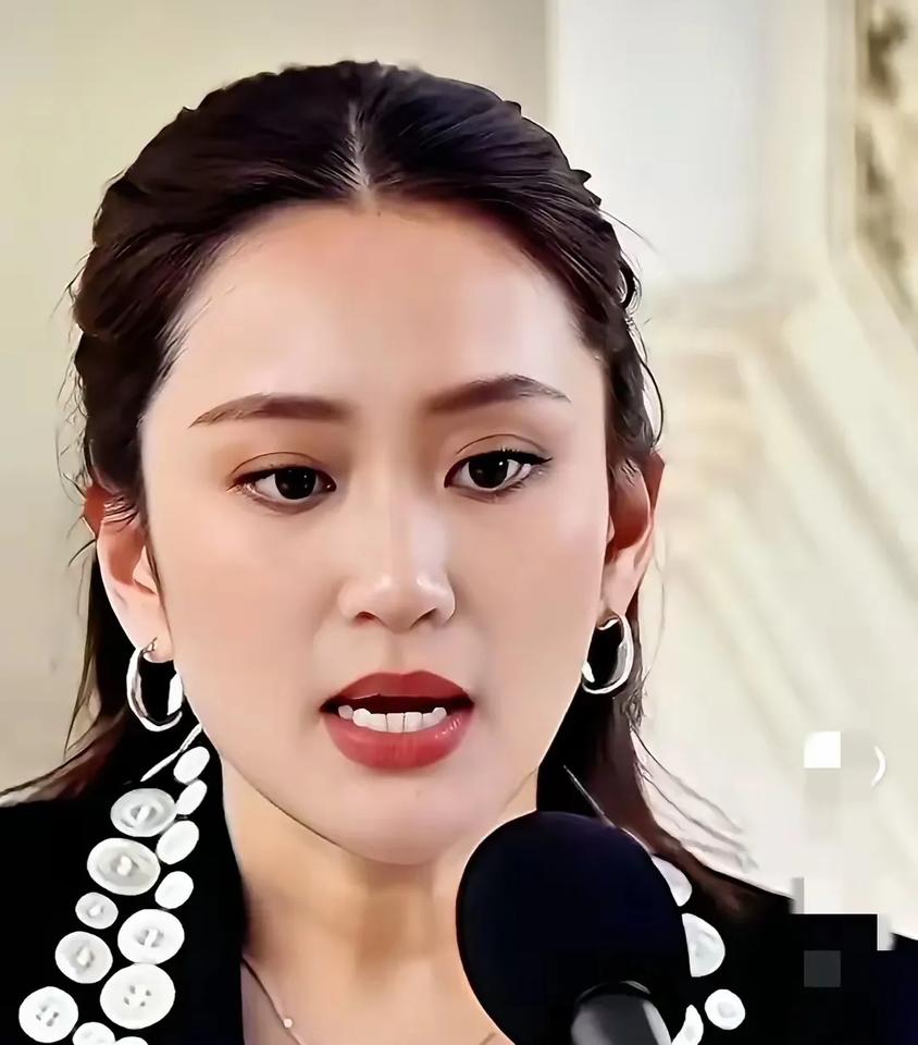 佩通坦将会给洪森
带来一辈子的阴影
72岁的洪森，居然没能绊倒38岁的佩通坦！