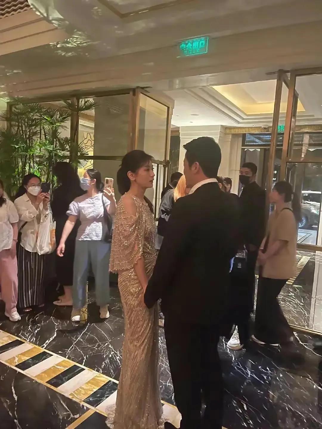吴京，飘了！牵贾静雯的手登上热搜！

今天吴京登上热搜，原因是他和贾静雯聊天的时