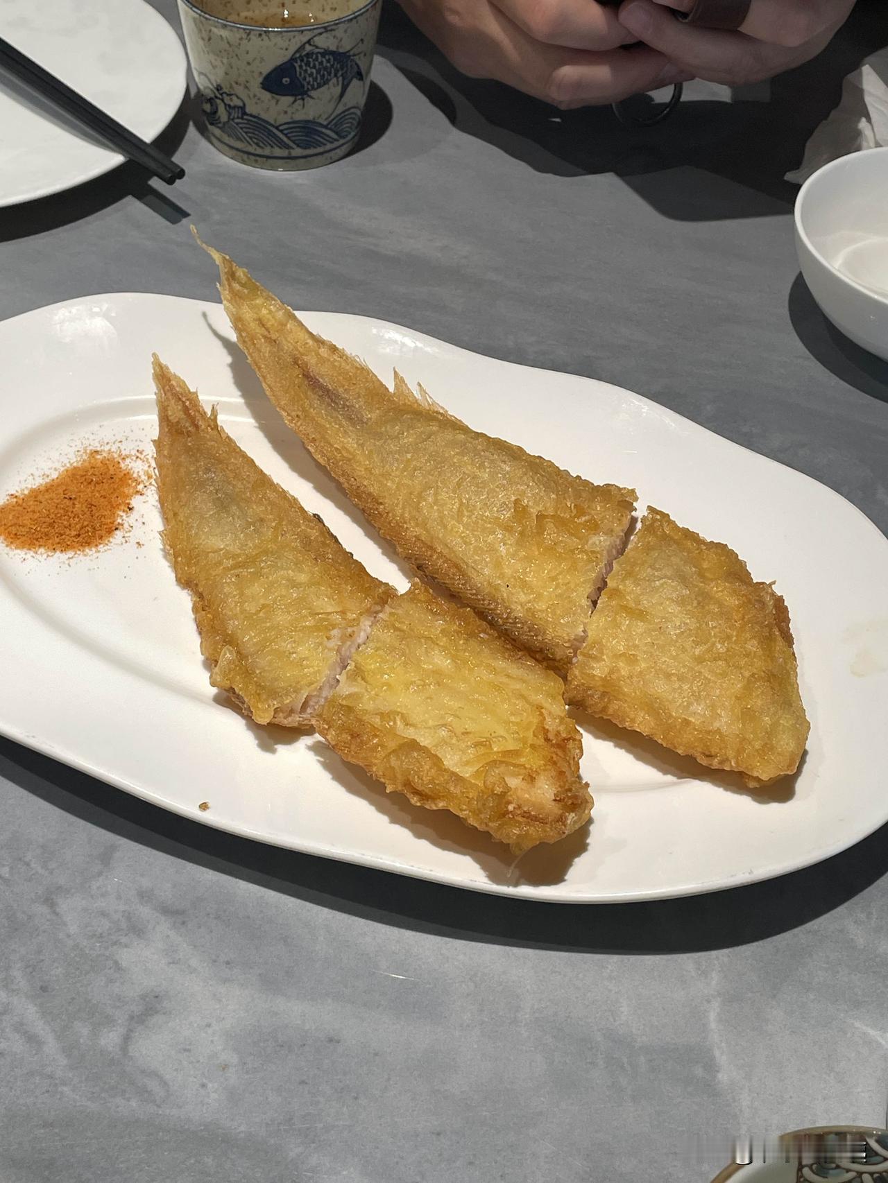 每次去我家附近的知鲜里吃饭炸舌头鱼是必点的菜。必须趁热吃外皮焦香酥脆，鱼肉洁白滑