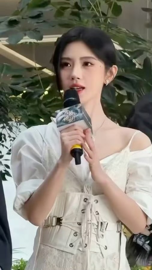 这居然是生图，好震撼的美貌整个脸部完全没有一点纹理沟壑凹陷，面部平整度太高了，简