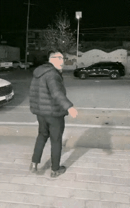 大哥酒局结束喊老婆接驾，上车方式笑翻全场
 
大哥跟朋友聚餐喝得差不多，特意给媳