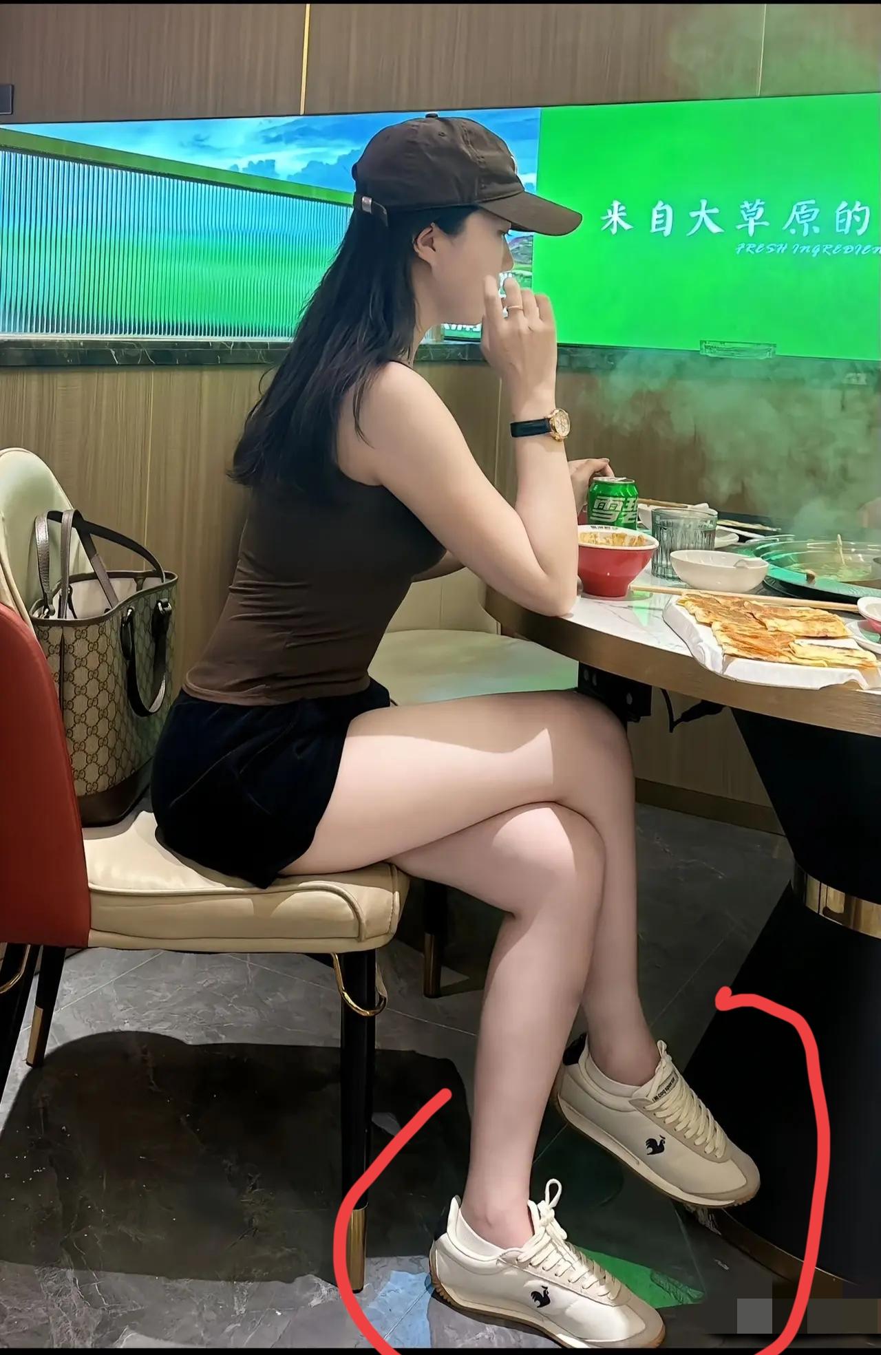 小姐姐穿的这双鞋子属实是太好看了，看一眼就喜欢上了，可愣是没看懂是什么品牌，谁知