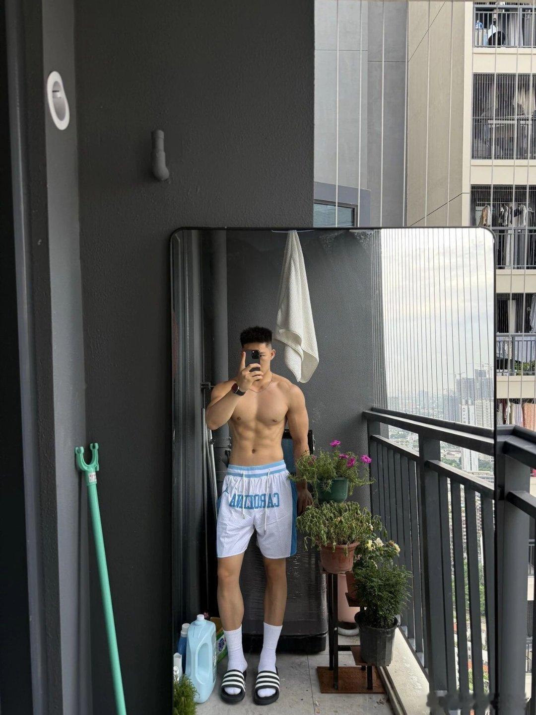 肌肉男帅哥看起来就不错体育生
