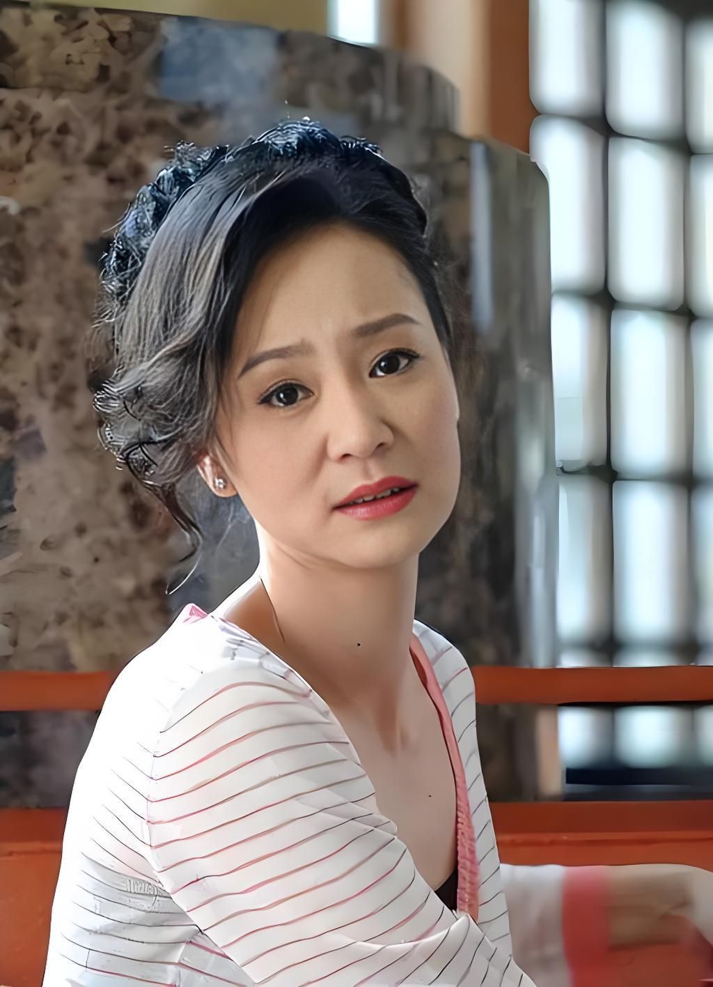 1997年，38岁的刘雪华怀了刘德凯的孩子，没想到在婚礼前夕，刘德凯却对她说："