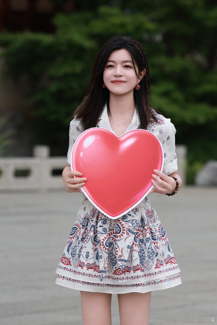 陈妍希一晚上亮相两档芒果综艺 陈妍希昨晚去了歌手现场，对啊！昨晚唱雪崩的时候，镜