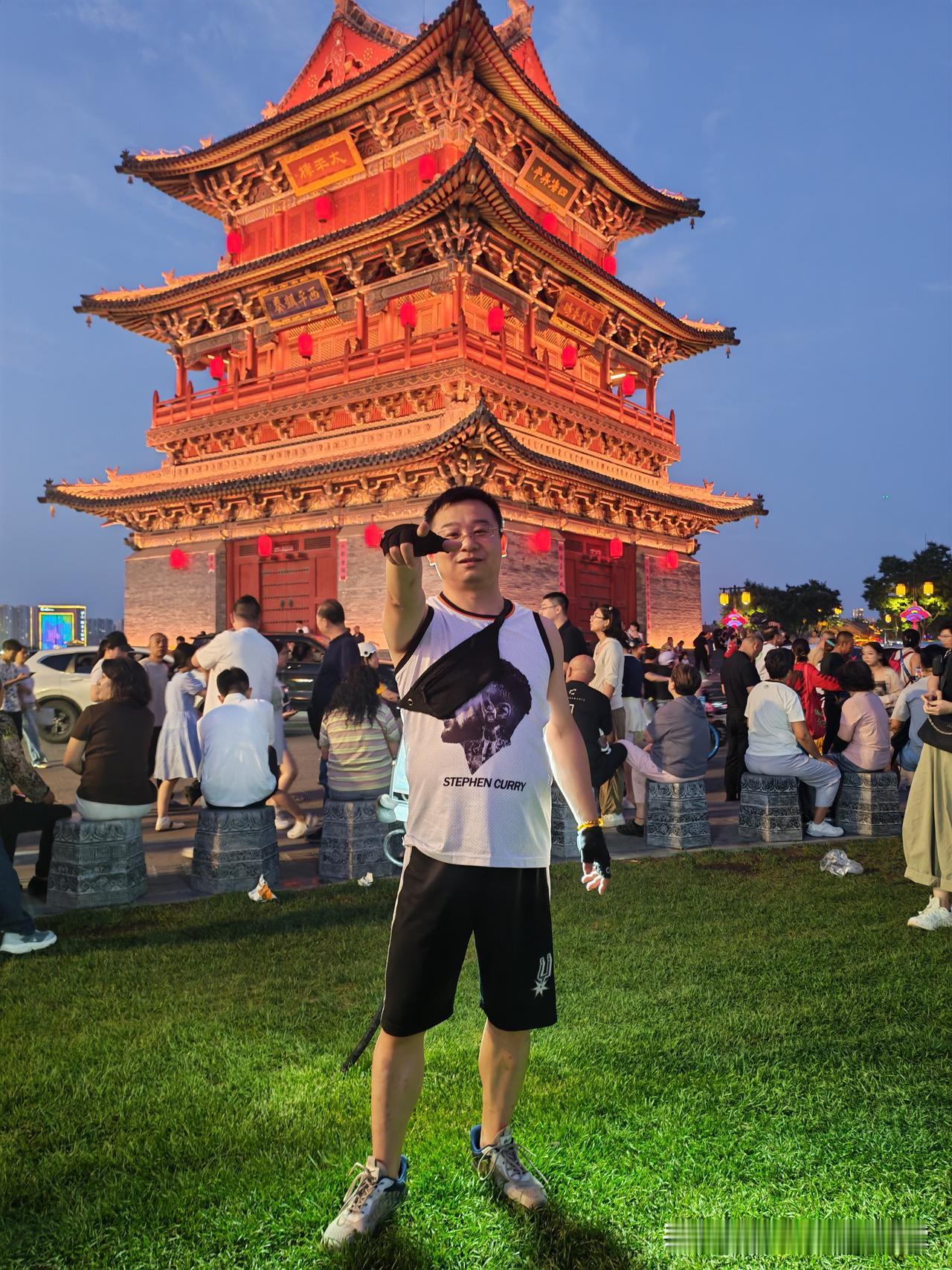 拿出你觉得相册里最美的一张照片夜游大同古城，真可谓一步一景，怎么拍都很出片。而且