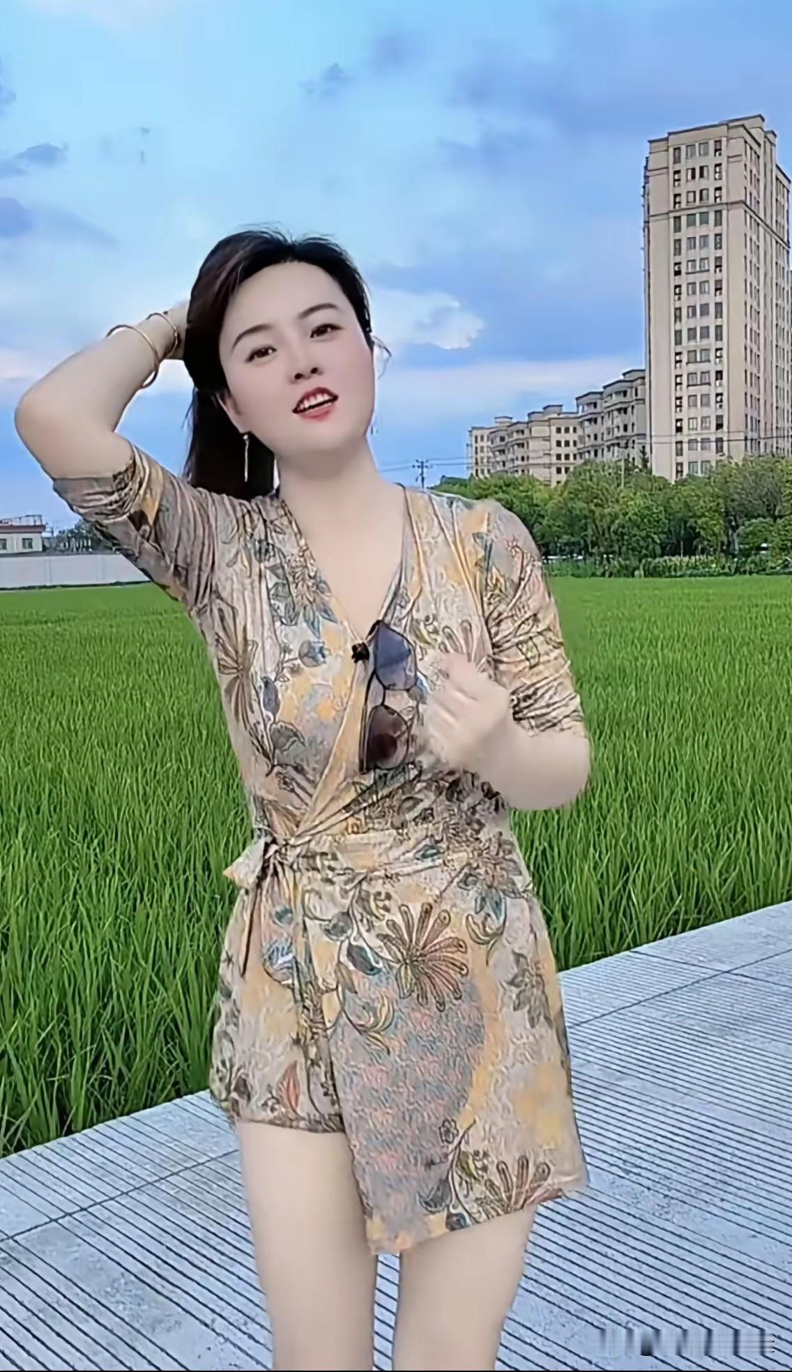 山坡羊·郊隅闲
 
平畴青铺，高楼遥矗，晚天轻染流云素。
敛眉舒，笑颜舒，碎花罗