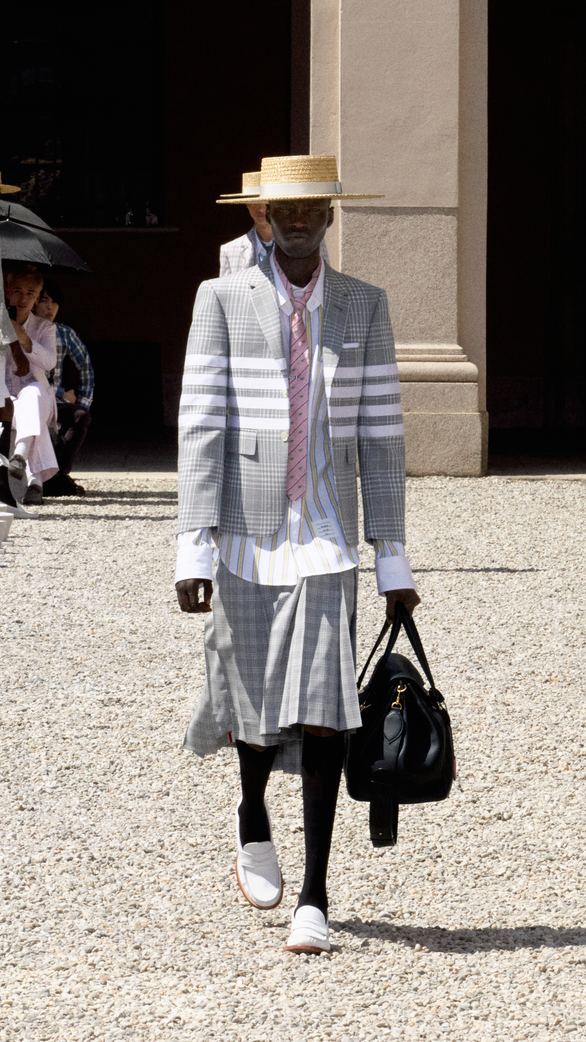 小A时尚观 thom browne 2027春夏男装系列孕育新意。在园丁们细致照