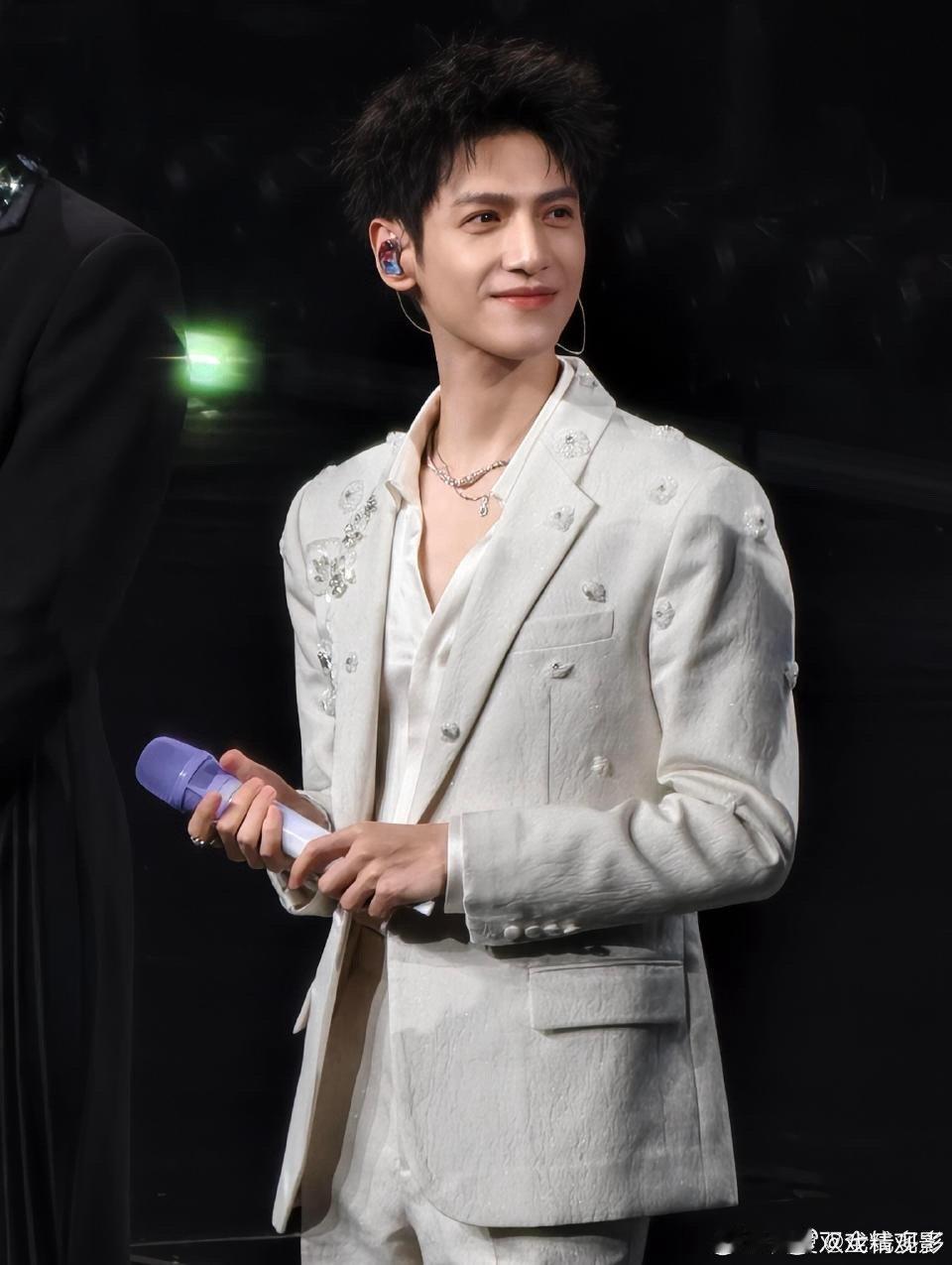 中视同成 接受所有批评 因《水龙吟》上海演唱会的相关争议，中视同成公开致歉，不仅