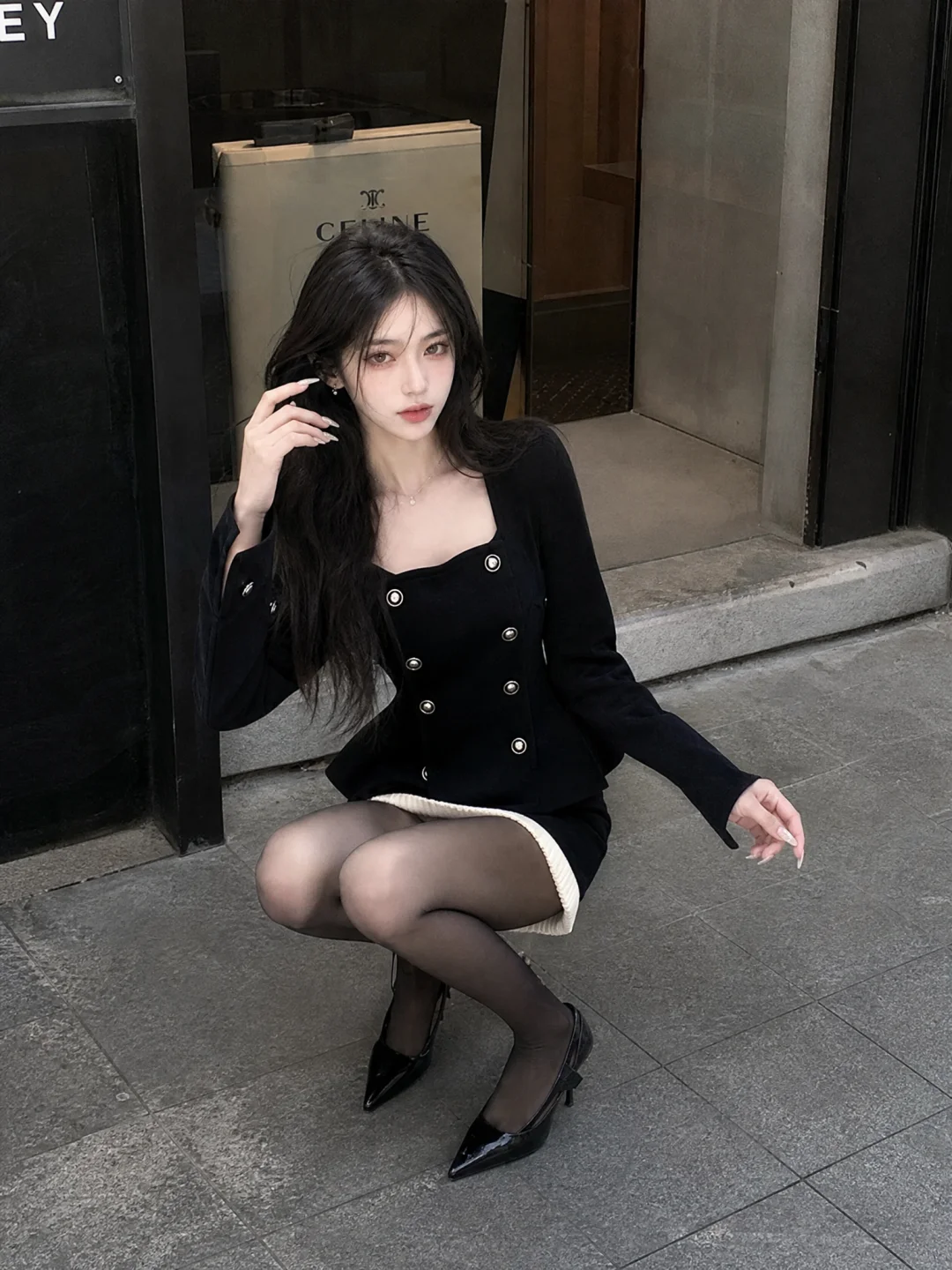 低调黑裙 藏不住的温柔少女感