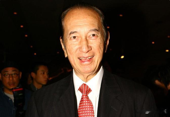 2007年，赌王何鸿燊老爷子都86岁高龄了，住院期间认识了个小护士邓咏诗，谁知道