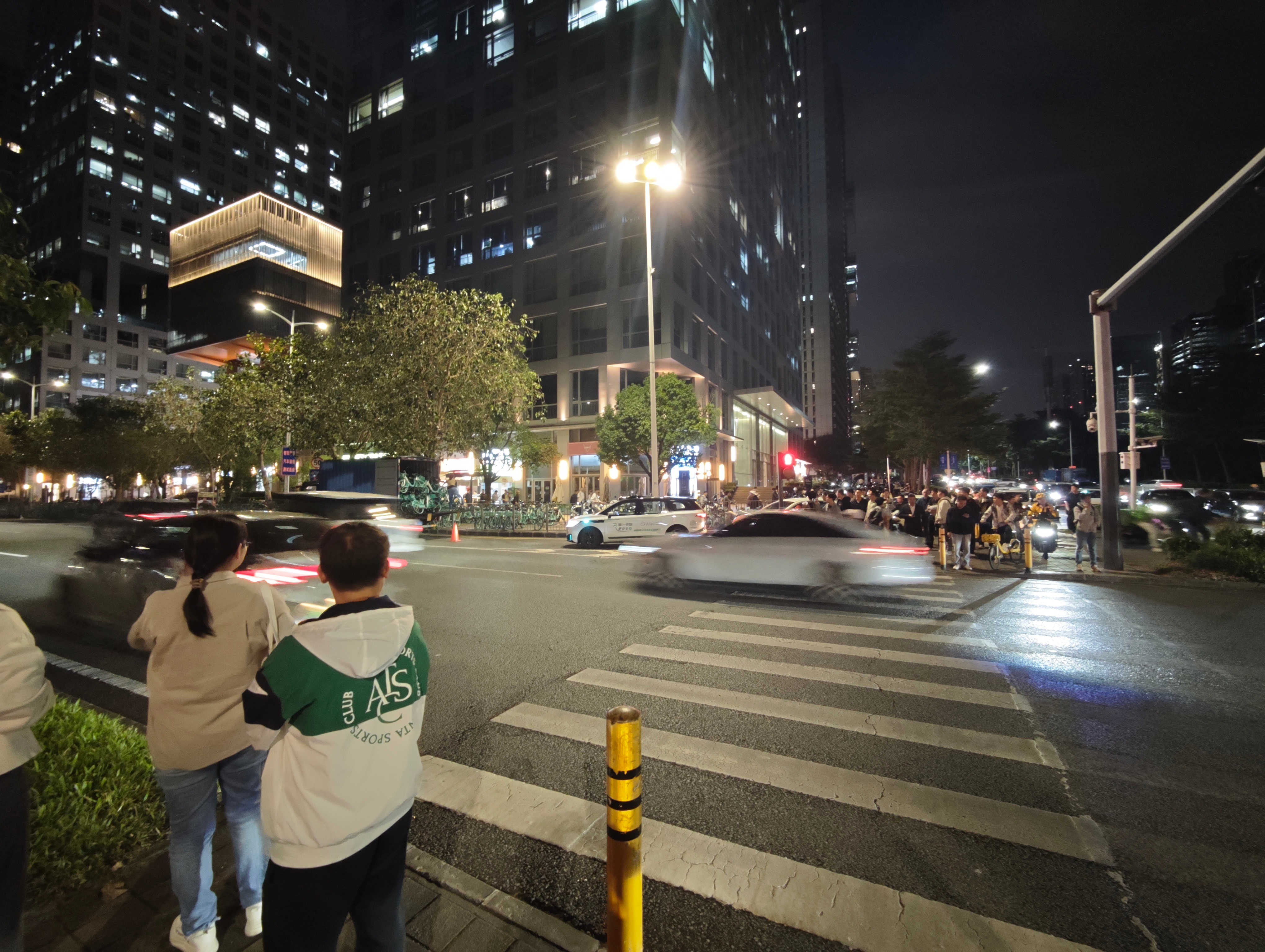 一辆 萝卜快跑 向右转弯，恰好遇见收共享单车的大货挡道，结果被动“博弈”，因为有