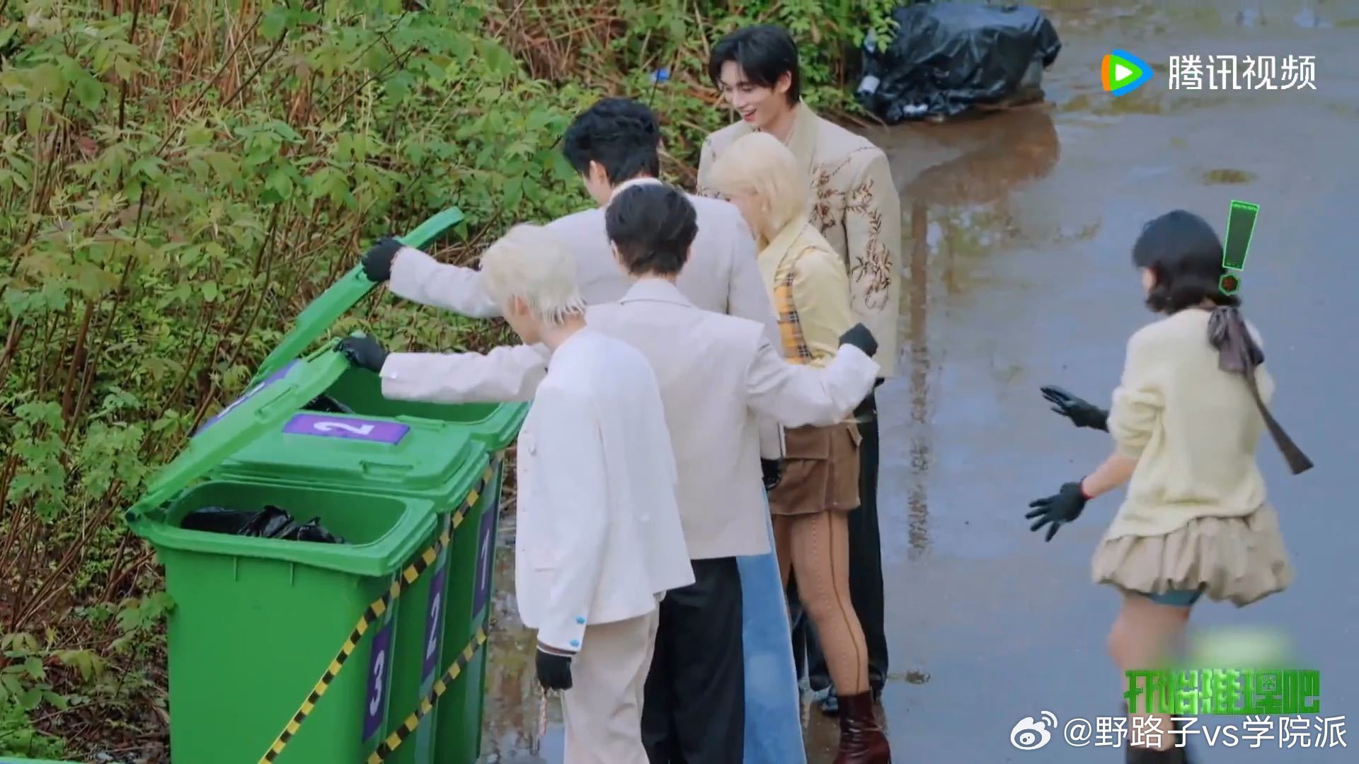 张凌赫用假蛇吓孙千孙千被张凌赫的假蛇吓到了 道具的逼真程度超出预期，孙千看到的瞬