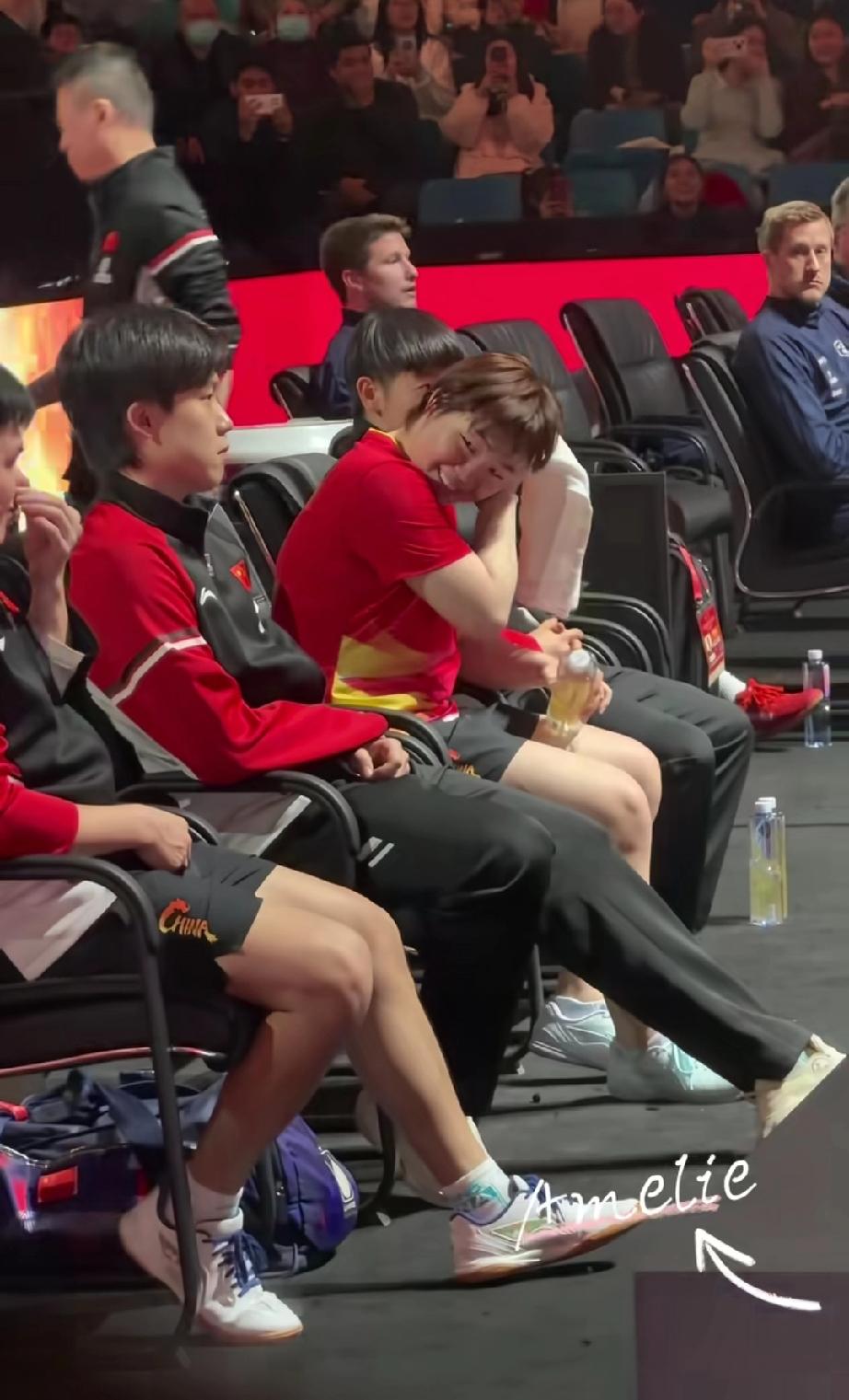 小曼姐坐在沙头中间又又又擦汗了!
成都混双，场边蒯曼坐沙头中间，小石头坐大头旁边