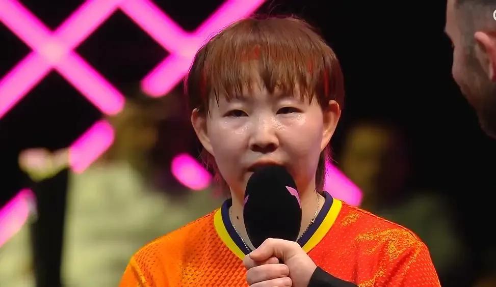 【朱雨玲多哈夺冠，自评归结于坚持、运气和教练】获胜后，31岁的朱雨玲兴奋地高举双