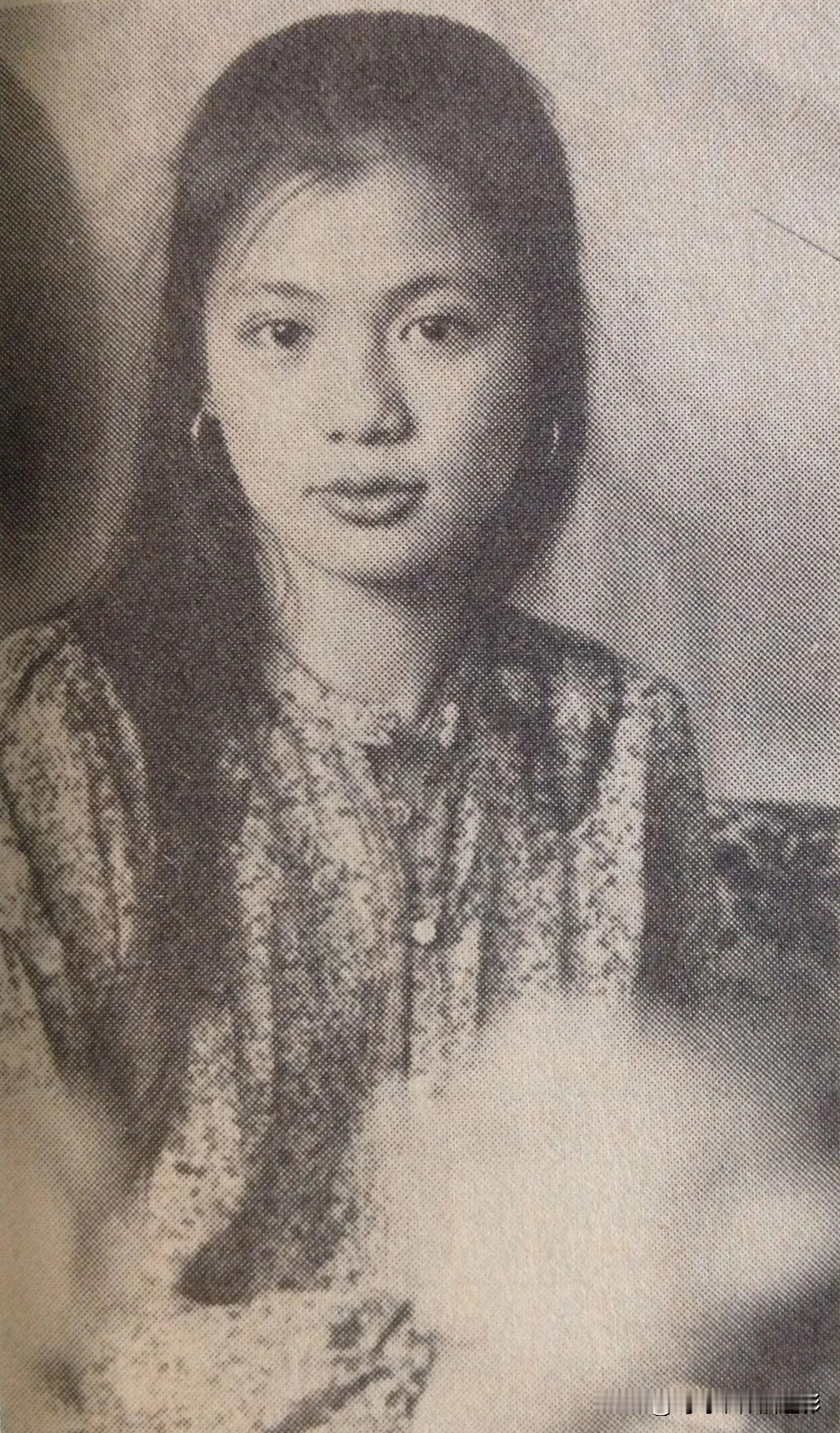 翻到翁美玲的青春期旧照，没有荧幕上黄蓉的娇俏灵动，却多了几分少女的青涩与明媚，眉